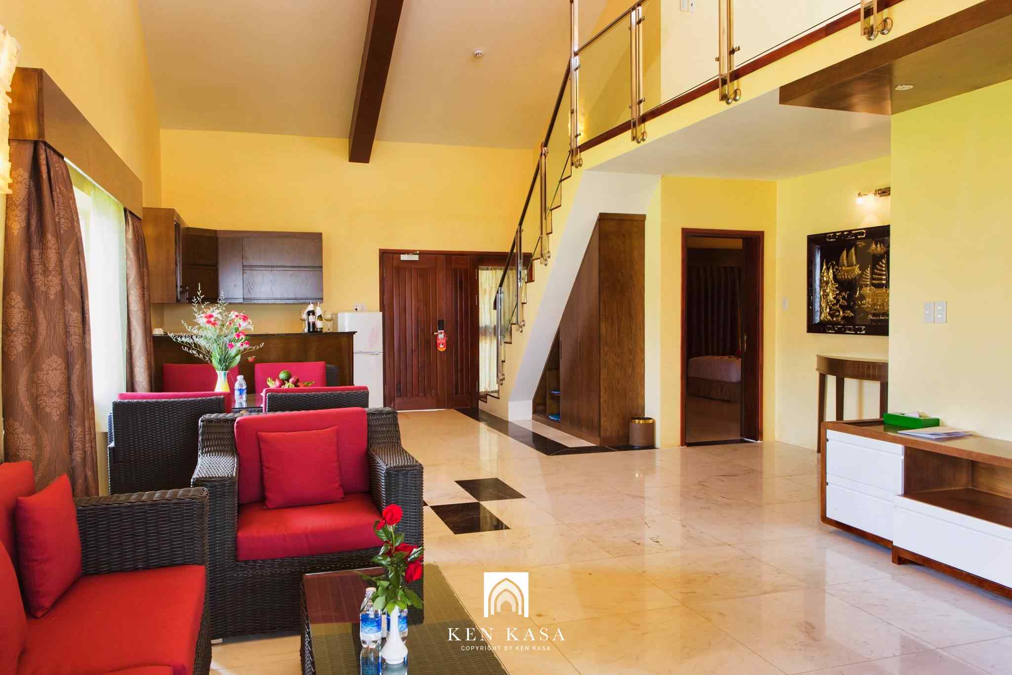 Ph&ograve;ng kh&aacute;ch của ph&ograve;ng Famiana Executive Suite